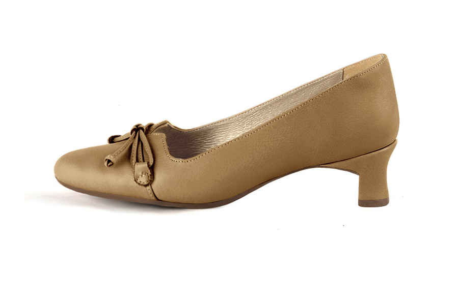 French elegance and refinement for these camel beige dress pumps, with a knot on the front, 
                available in many subtle leather and colour combinations. With its original cut, this pretty low-heeled pump
will serve you well, combining comfort and distinction. 
                Matching clutches for parties, ceremonies and weddings.   
                You can customize these shoes to perfectly match your tastes or needs, and have a unique model.  
                Choice of leathers, colours, knots and heels. 
                Wide range of materials and shades carefully chosen.  
                Rich collection of flat, low, mid and high heels.  
                Small and large shoe sizes - Florence KOOIJMAN